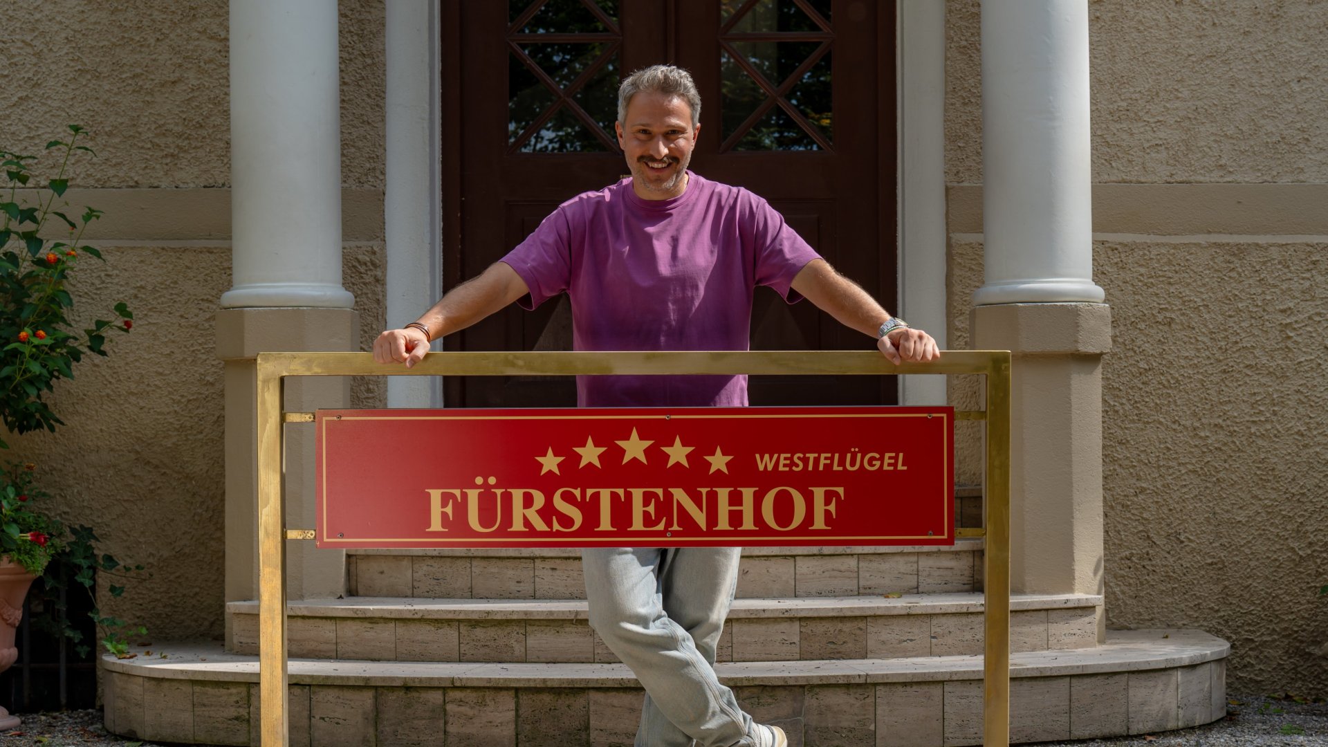 Pablo Sprungala takes over the beauty salon at the “Fürstenhof” as Miro Falk