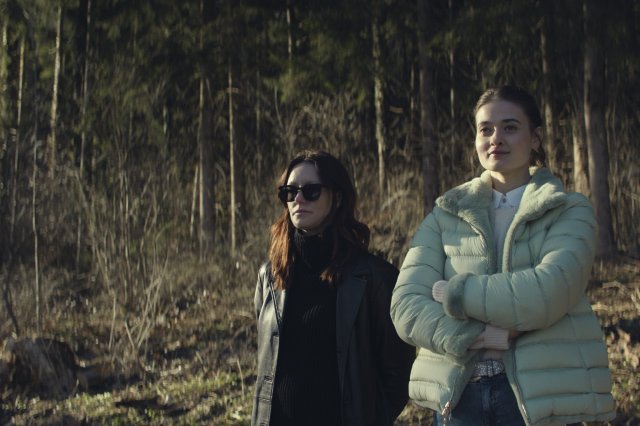 “Der Garmisch-Krimi - Wolfsmord“: Ira Zach (Lavinia Wilson) und Daphne Meindl (Philine Schmölzer) stehen in einem Wald. Um sie herum sind bereits Bäume gefällt und sie blicken in die Ferne.