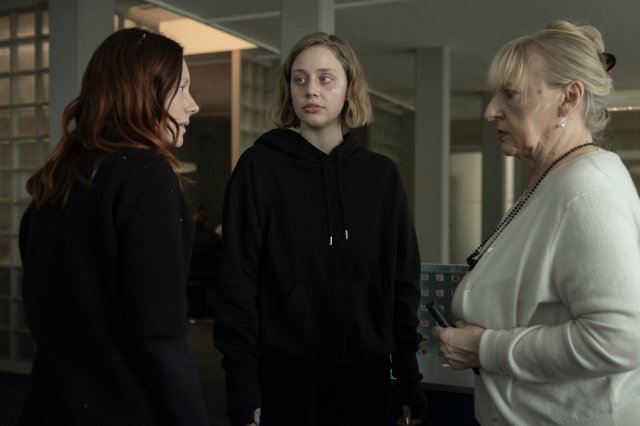 “Der Garmisch-Krimi - Wolfsmord“: Pippa Zach (Sophie Borchhardt), Franziska Zach (Johanna Bittenbinder) und Ira Zach (Lavinia Wilson) stehen sich auf dem Polizeirevier gegenüber. Pippa blickt schuldbewusst zu ihrer Mutter, die wiederum vorwurfsvoll ihre Mutter ansieht.